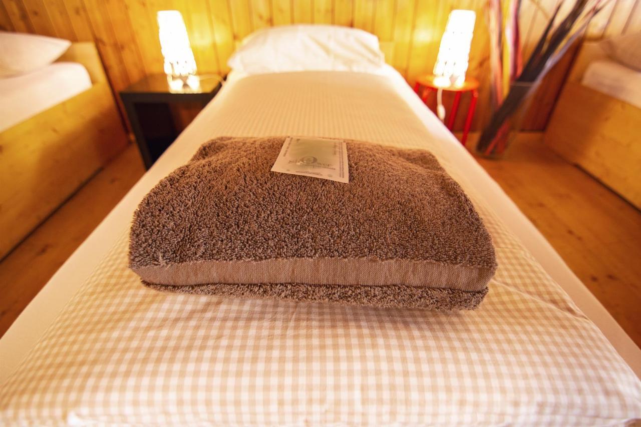 Sust Lodge Am Gotthard Хоспенталь Номер фото